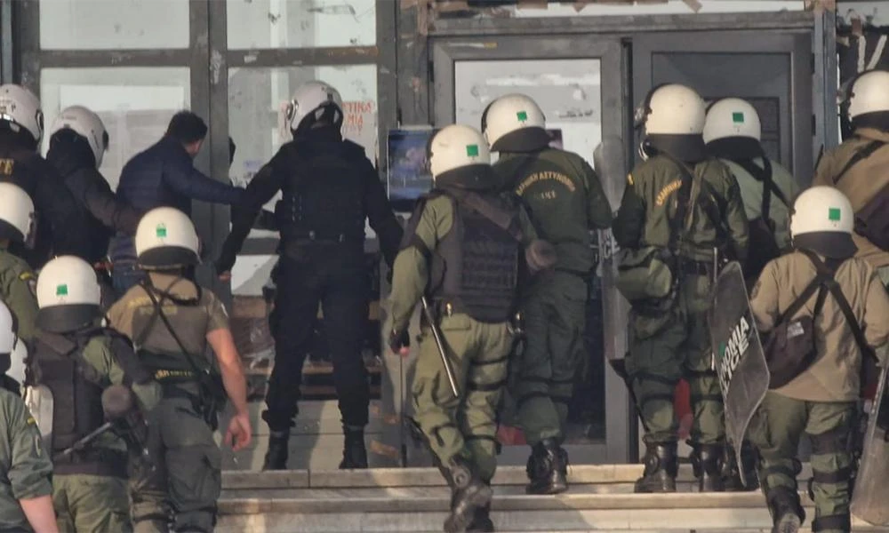 Θεσσαλονίκη: Συλλήψεις έγιναν οι 49 προσαγωγές μετά την αστυνομική επιχείρηση στη Σχολή Θετικών Επιστημών του ΑΠΘ (Βίντεο)